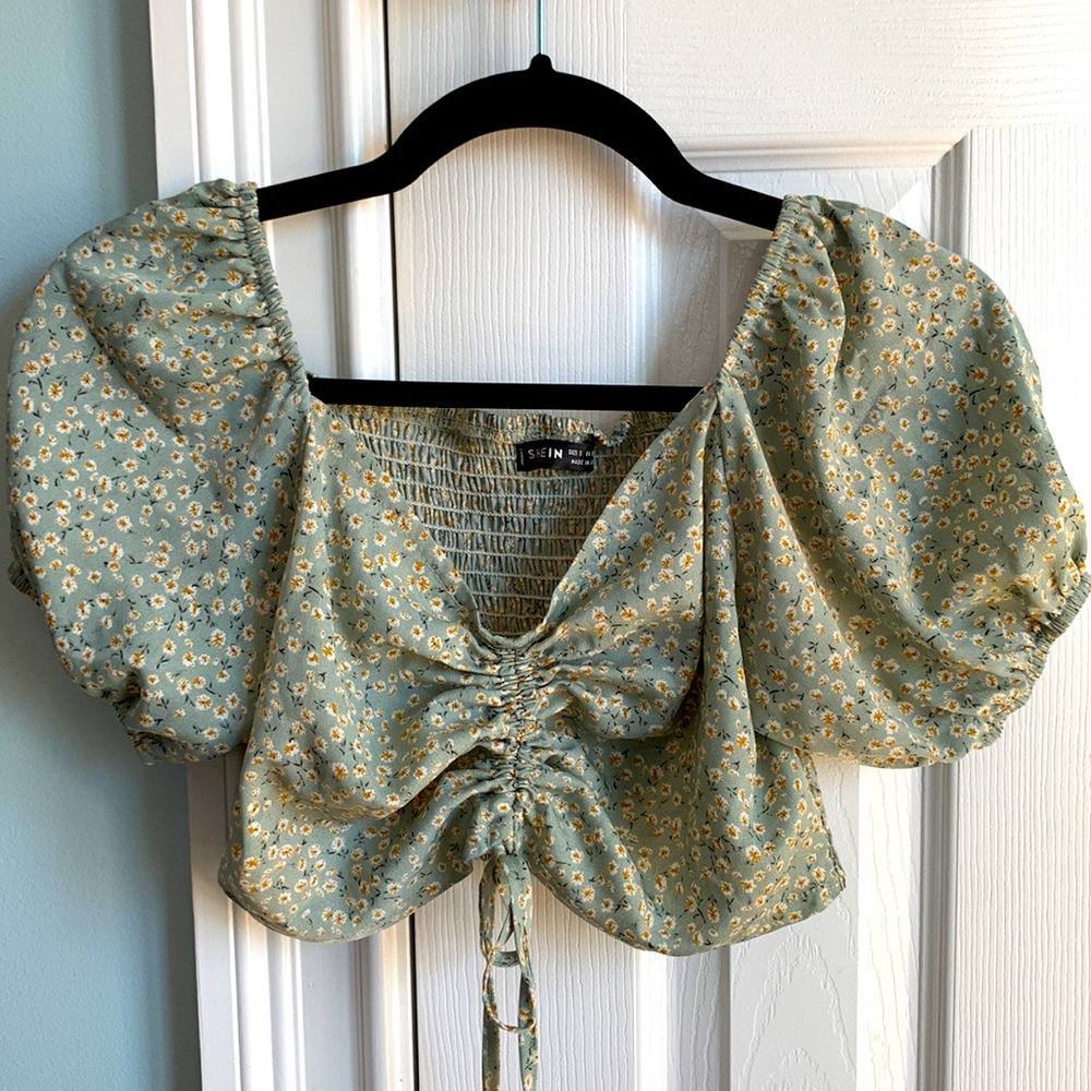 Floral Puff Sleeve Cropped Blouse. Size Small